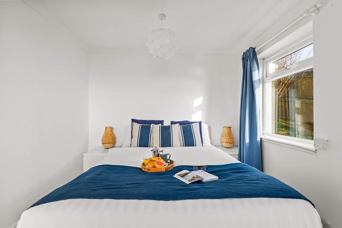 A snuggly double bed awaits in the annexe bedroom.