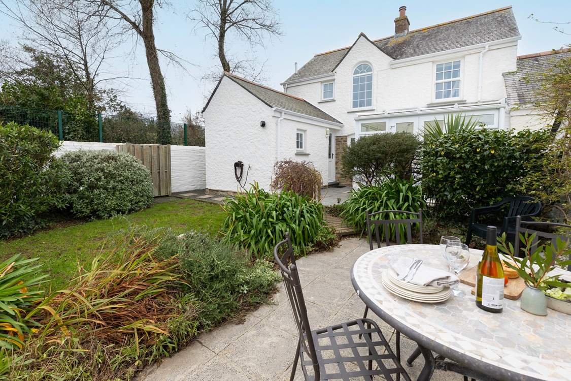 Dine al fresco in the Cornish sunshine.