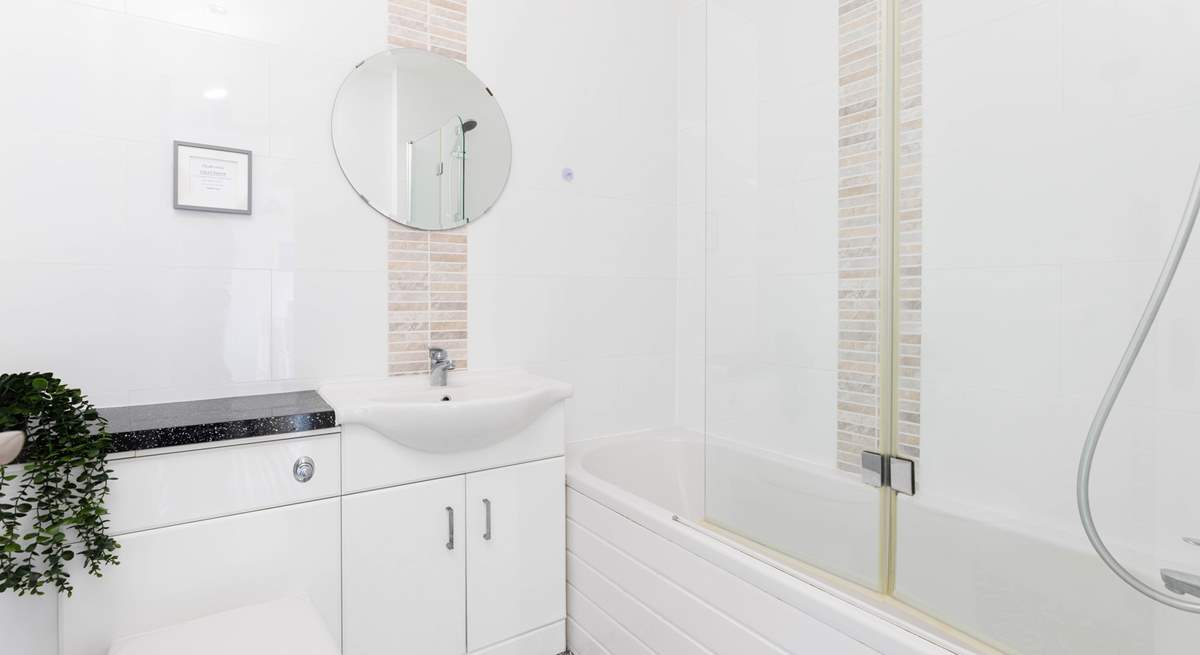 Attractive family bathroom, located next to bedrooms 3 and 4.