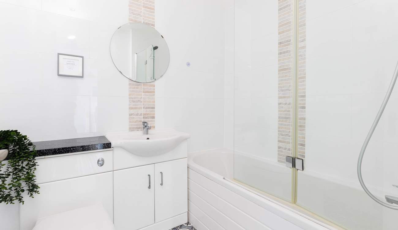 Attractive family bathroom, located next to bedrooms 3 and 4.