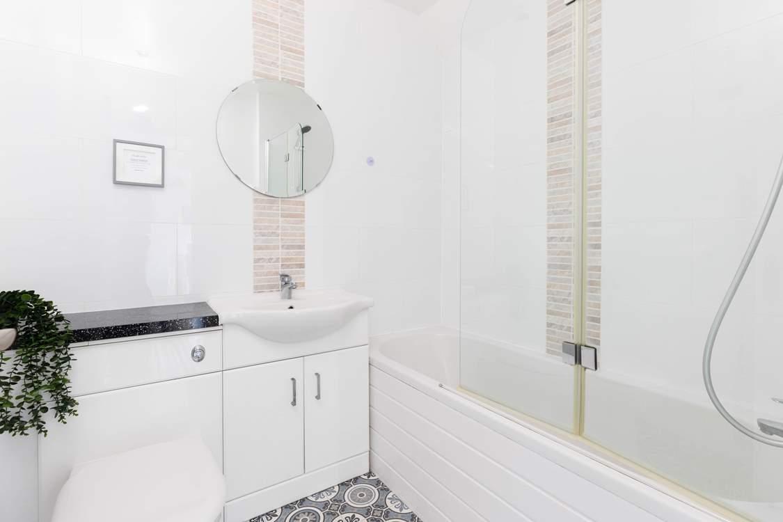 Attractive family bathroom, located next to bedrooms 3 and 4.