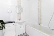 Attractive family bathroom, located next to bedrooms 3 and 4.