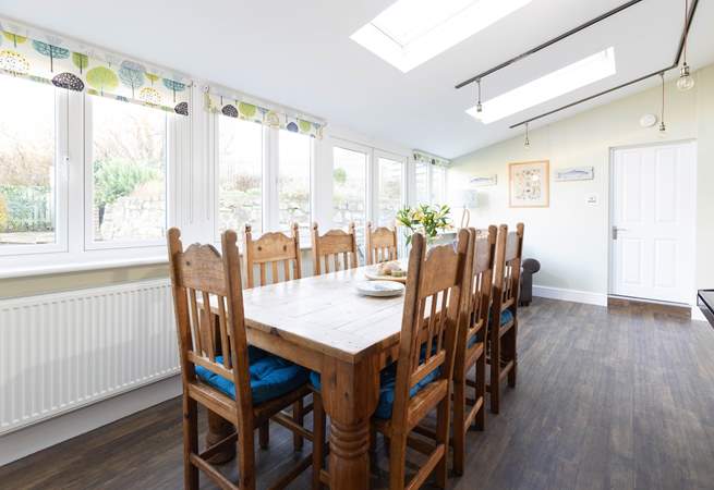 You can almost hear the laughter as everyone gathers for dinner. 