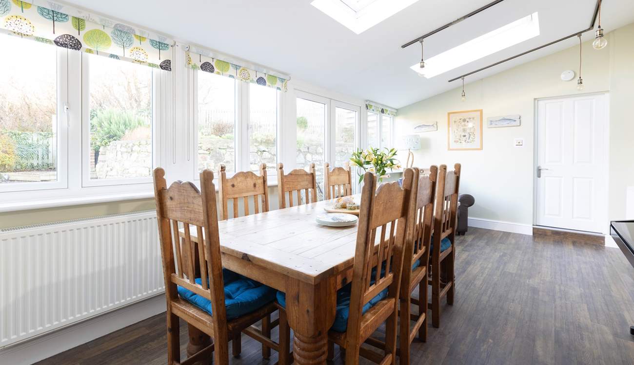 You can almost hear the laughter as everyone gathers for dinner. 