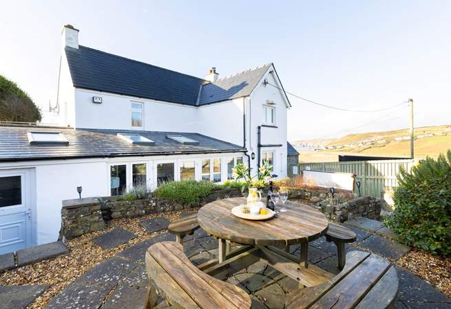 Just a stroll to the golden sands and rolling surf at Newgale Beach. Take a coffee in the cafe after a wonderful swim in the sea or time on the paddleboard.  