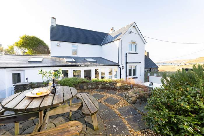 Newgale Beach Cottage is a 4 bedroom, dog friendly cottage with sea views near St Davids.