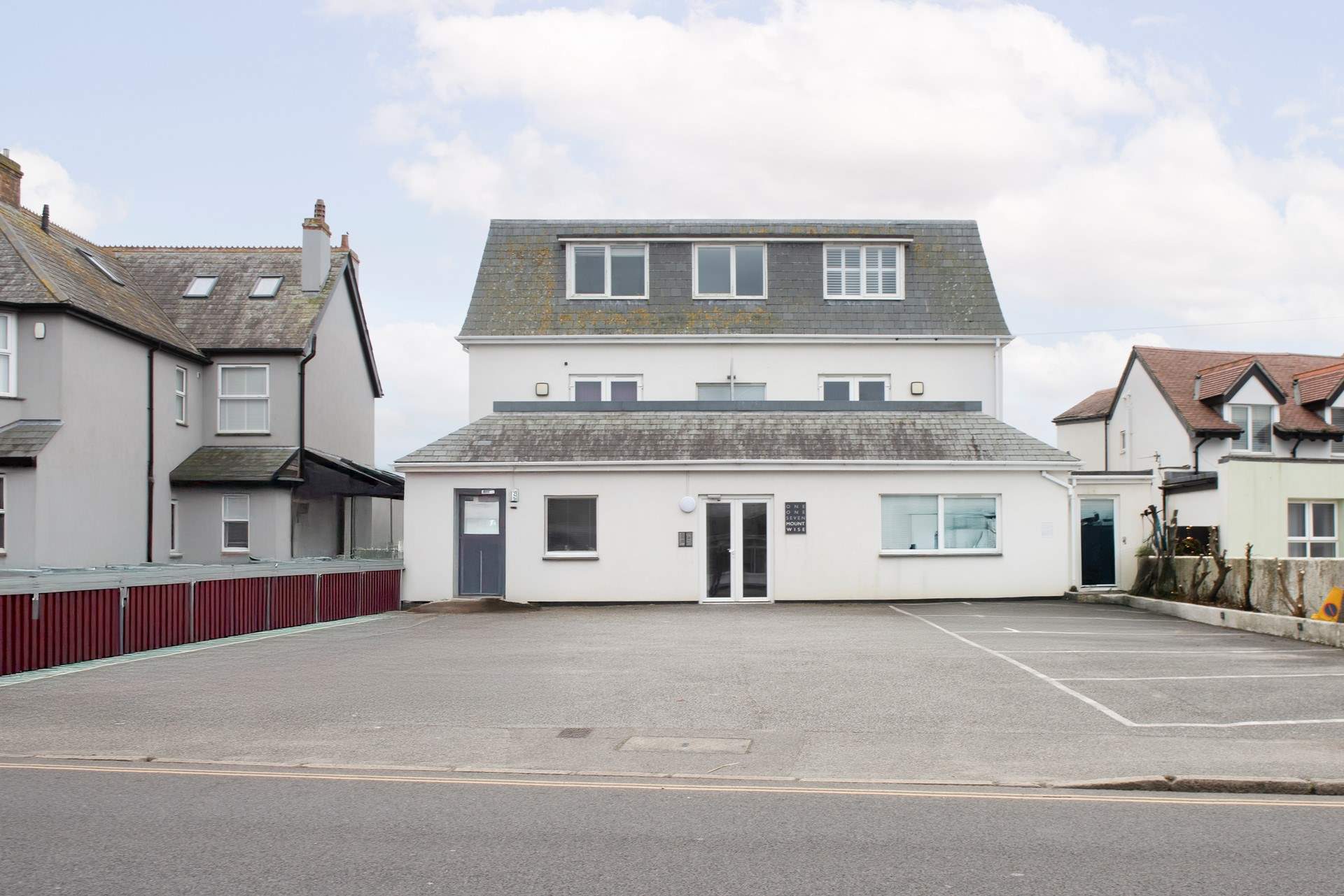 Whipsiderry has a car parking space and is located on the top floor of this building. 