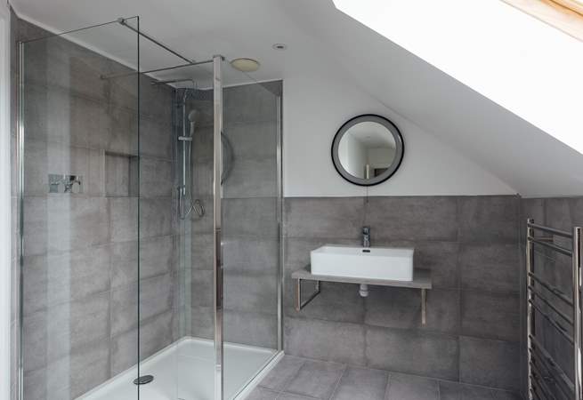 Great double shower in the elegant family bathroom. 