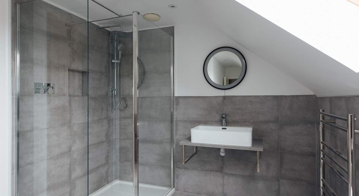 Great double shower in the elegant family bathroom. 