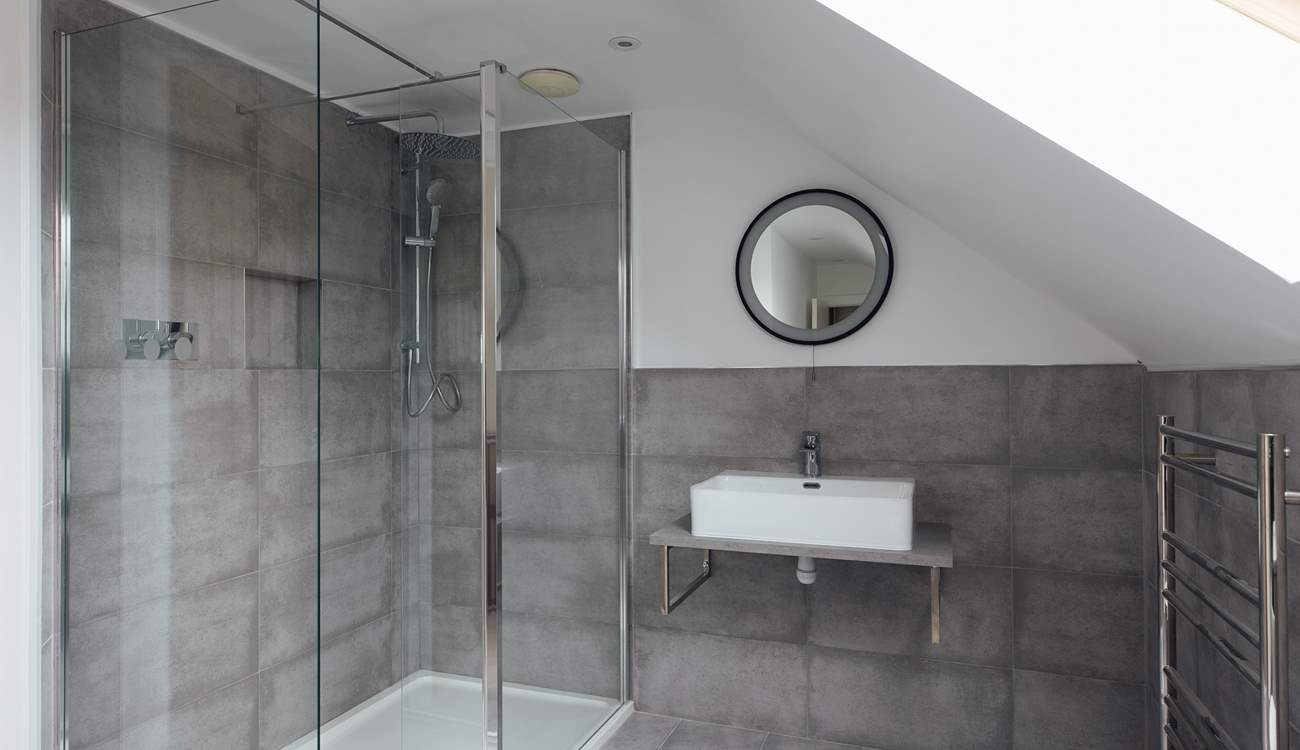 Great double shower in the elegant family bathroom. 