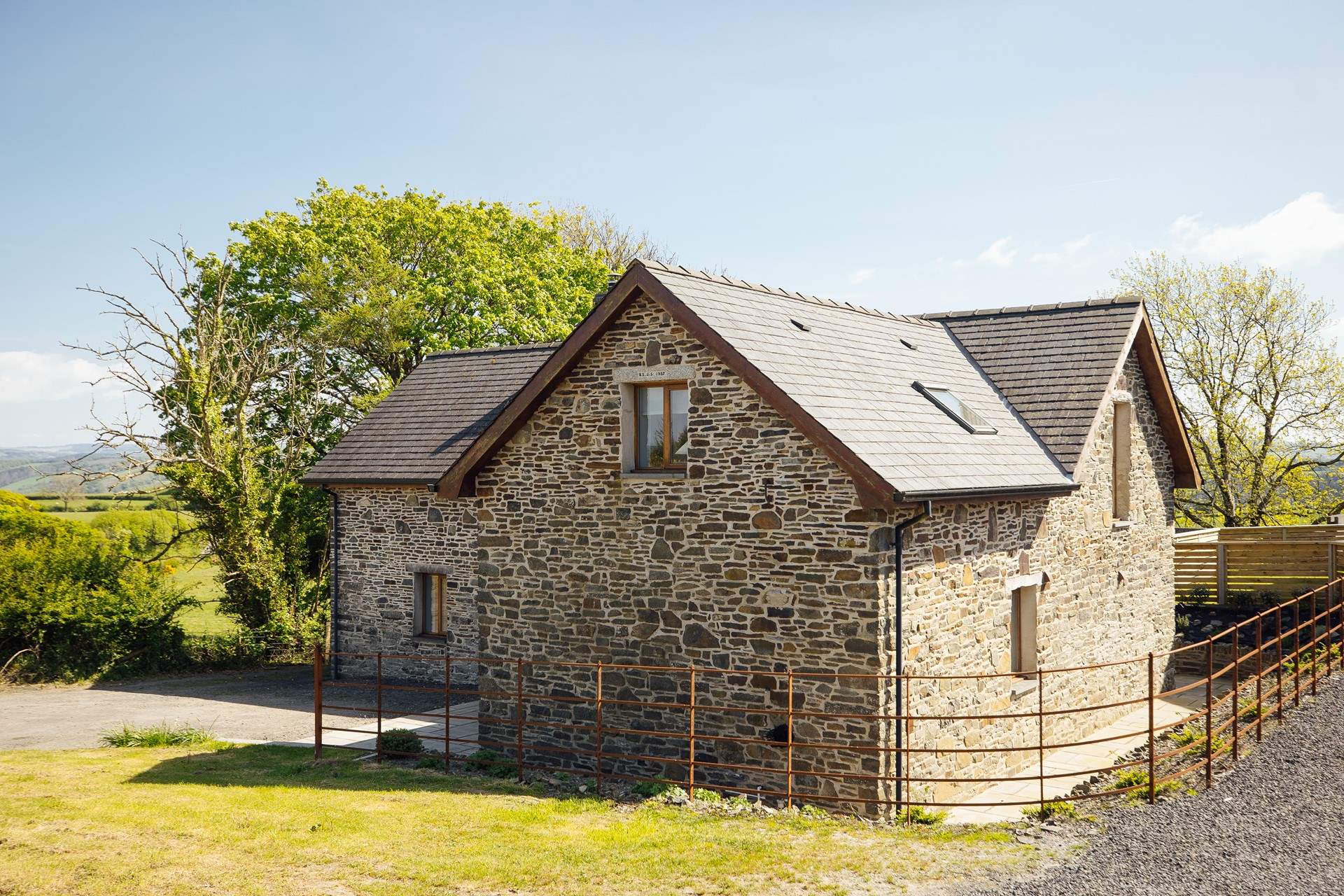A stylish barn conversion set in an elevated idyllic location. Walkers will be in heaven here. Just a ten minute drive to the bustling seaside town of Aberystwyth and spectacular Cardiganshire beaches. Ysgubor offers something for everyone. 