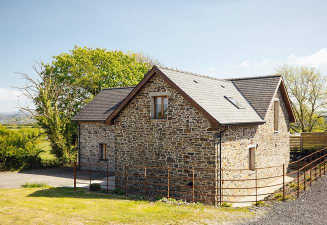 A stylish barn conversion set in an elevated idyllic location. Walkers will be in heaven here. Just a ten minute drive to the bustling seaside town of Aberystwyth and spectacular Cardiganshire beaches. Ysgubor offers something for everyone. 