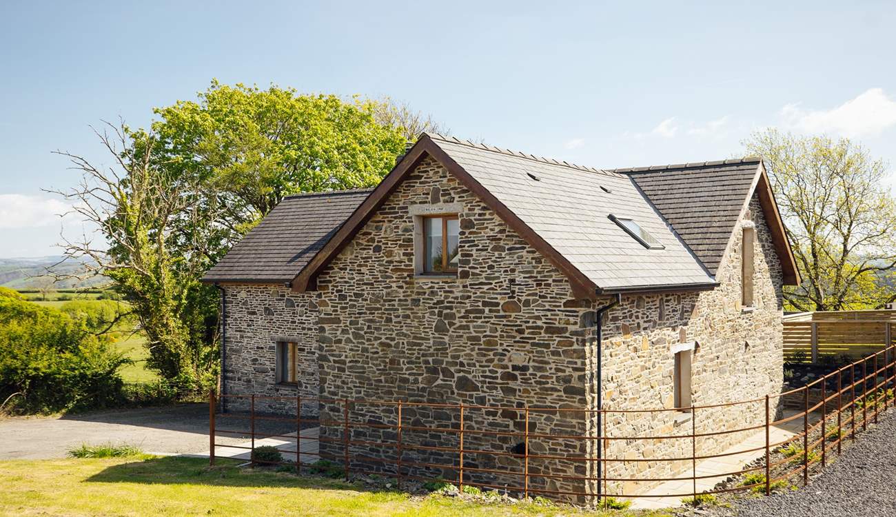 A stylish barn conversion set in an elevated idyllic location. Walkers will be in heaven here. Just a ten minute drive to the bustling seaside town of Aberystwyth and spectacular Cardiganshire beaches. Ysgubor offers something for everyone. 