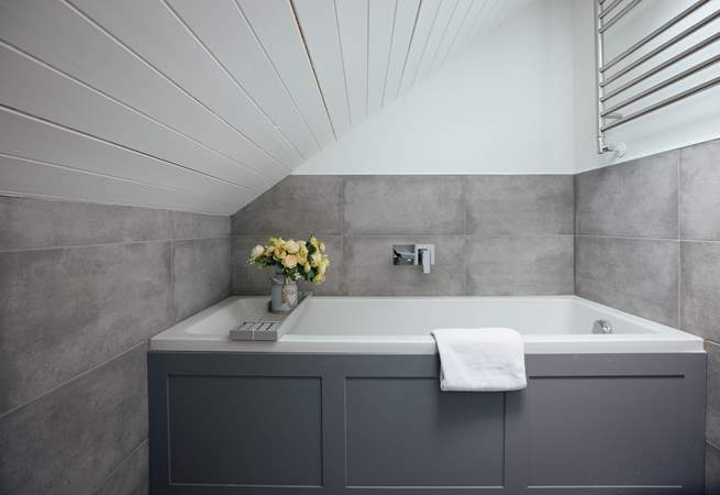 Exquisite bathroom with separate shower cubicle on the first floor. There is also a ground floor shower-room. 