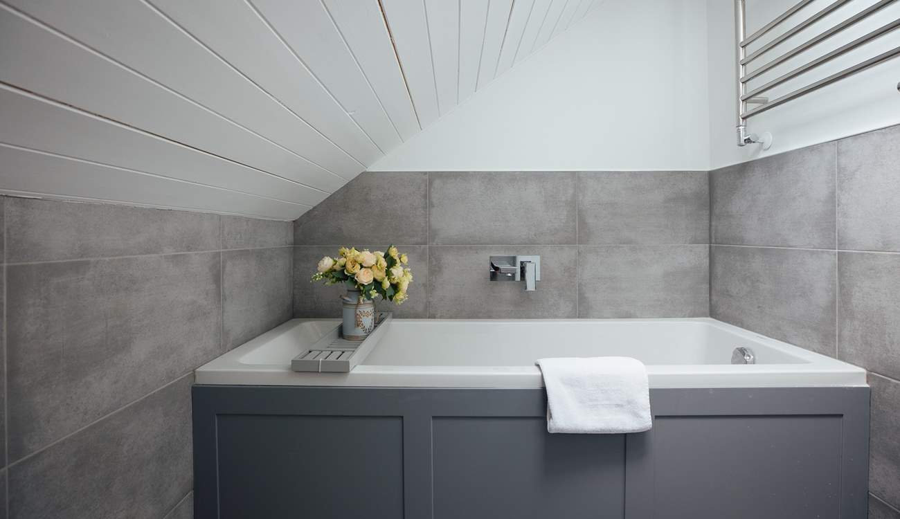 Exquisite bathroom with separate shower cubicle on the first floor. There is also a ground floor shower-room. 