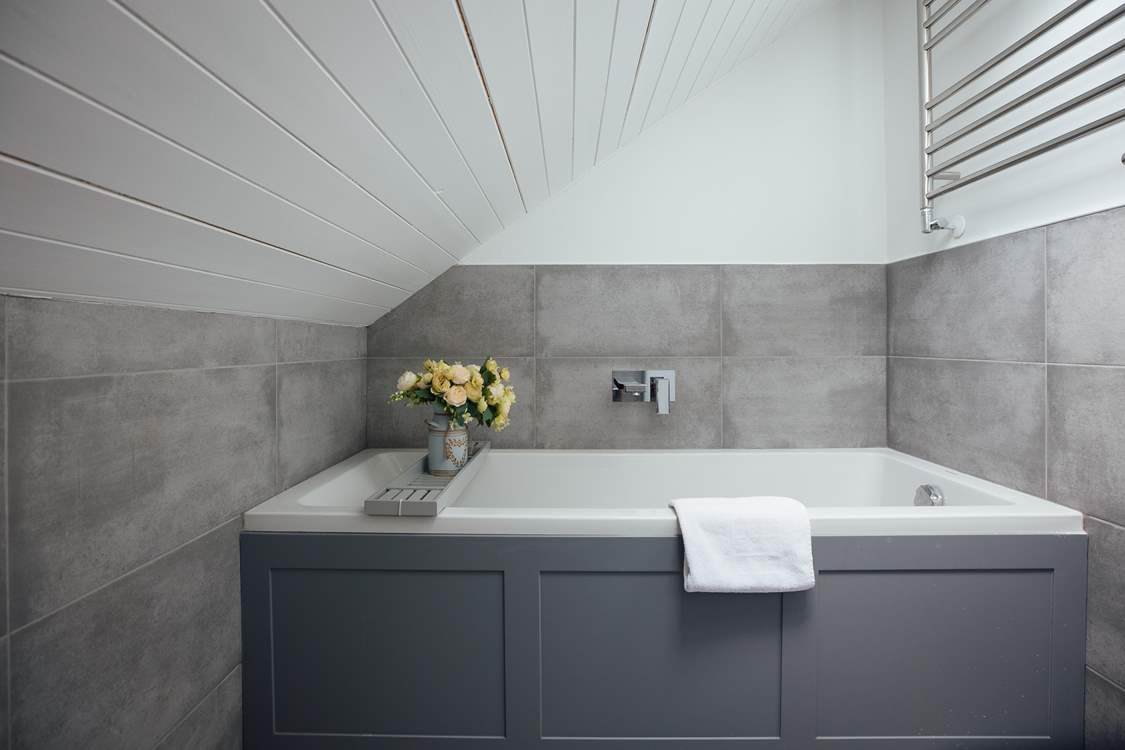 Exquisite bathroom with separate shower cubicle on the first floor. There is also a ground floor shower-room.