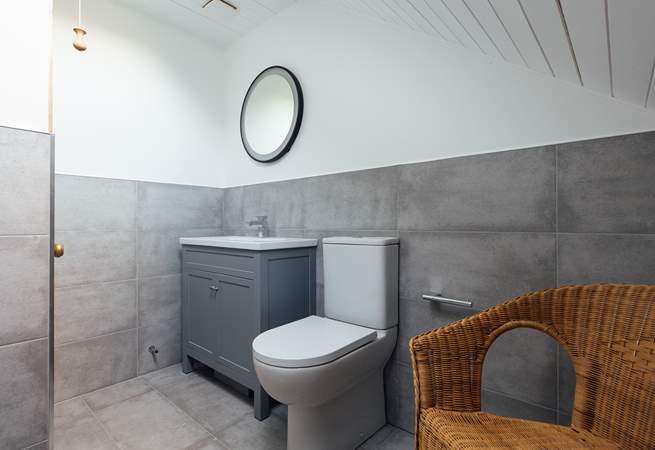 Time for some holiday pampering. Shower or bath, up to you. 