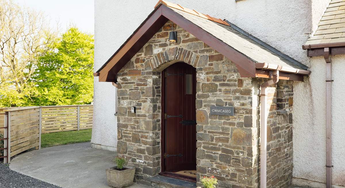 Regardless of the season choose gorgeous Cwmcaseg for your Welsh holiday. Nestling in an idyllic location with far reaching views, yet a ten minute drive to the seaside town of Aberystwyth. Take a boat trip from New Quay to spot the local dolphins. 