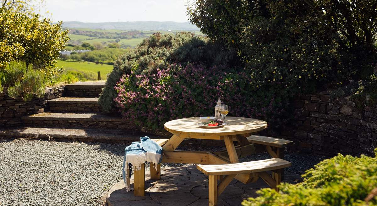 Sunny breakfasts anyone or dining alfresco under a starry sky. 