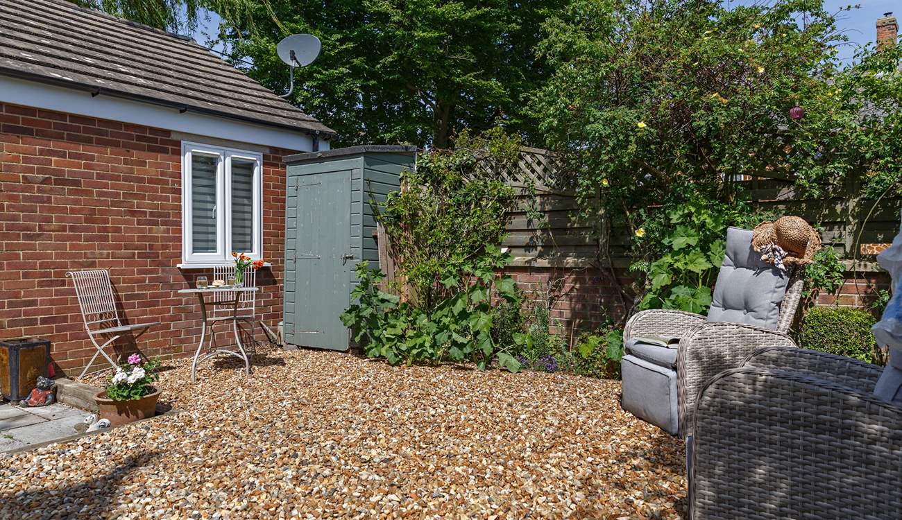Enjoy the fresh air in the secluded, gravelled garden. 