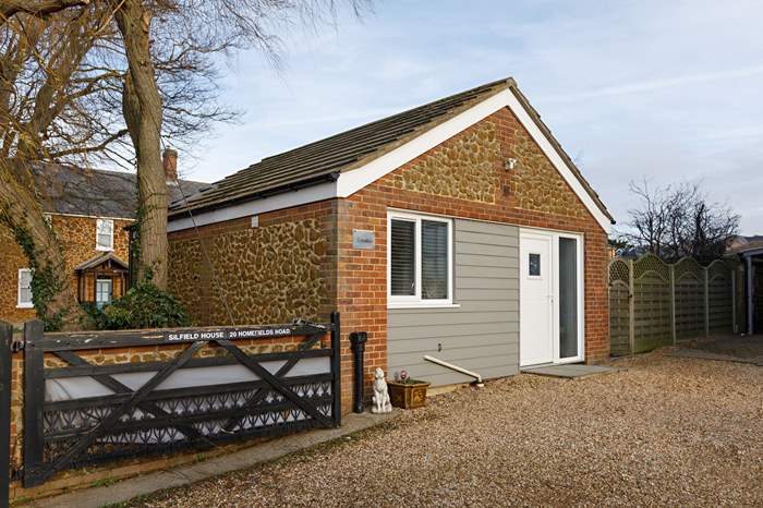 Lynda's is a 1 bedroom, dog friendly holiday cottage near the beach in Hunstanton.