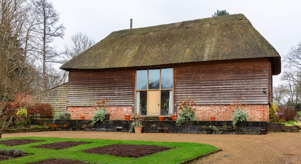 This gorgeous Grade II Listed 17th Century timber thatched barn, has been beautifully renovated and sits in an idyllic countryside setting.