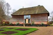 This gorgeous Grade II Listed 17th Century timber thatched barn, has been beautifully renovated and sits in an idyllic countryside setting.
