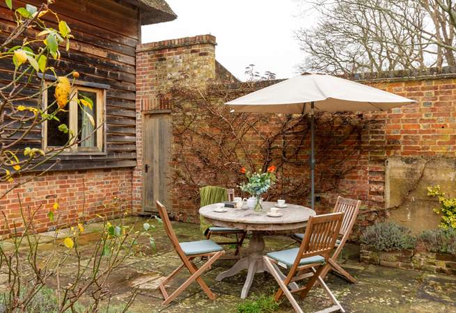 Perfect for afternoon tea or evening chatter taking in the dark night skies.