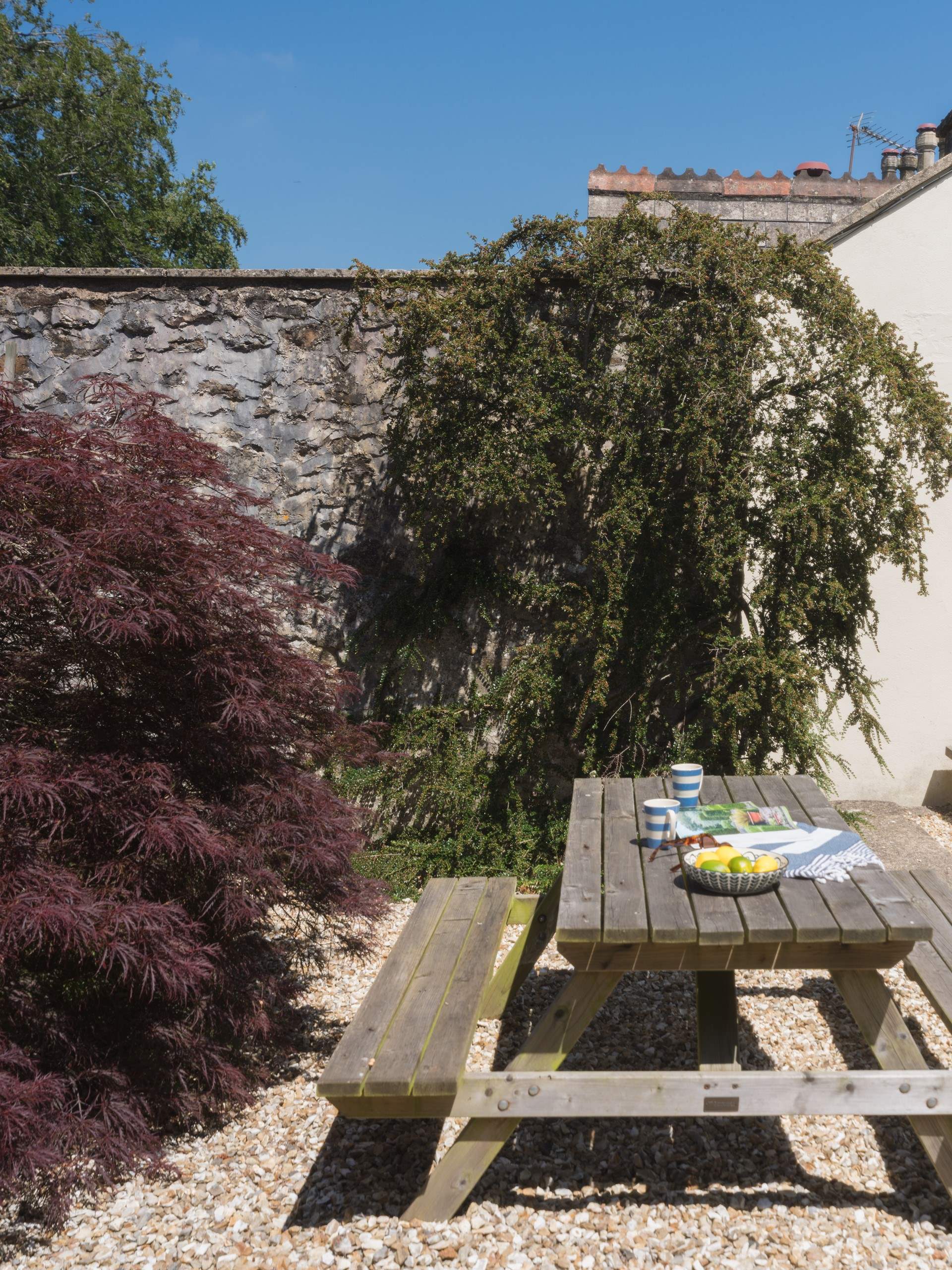 A delightful sun trap!