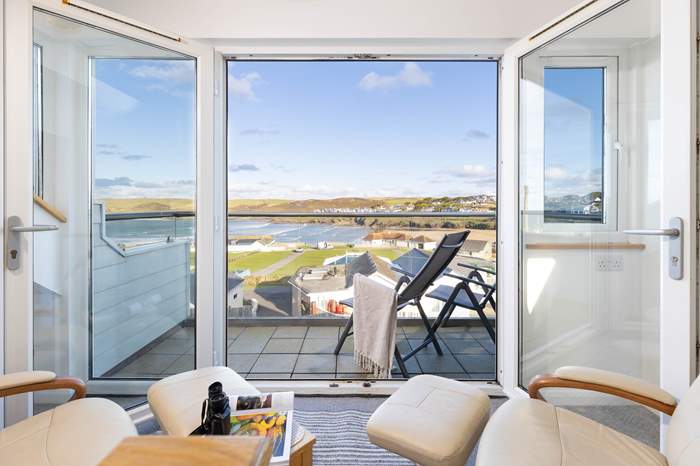 Linga Longa is a 3 bedroom holiday cottage with sea views in Polzeath, North Cornwall.
