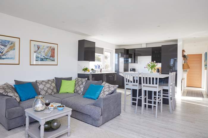 48 Solent View is a 3 bedroom self catering cottage with sea views in Seaview.