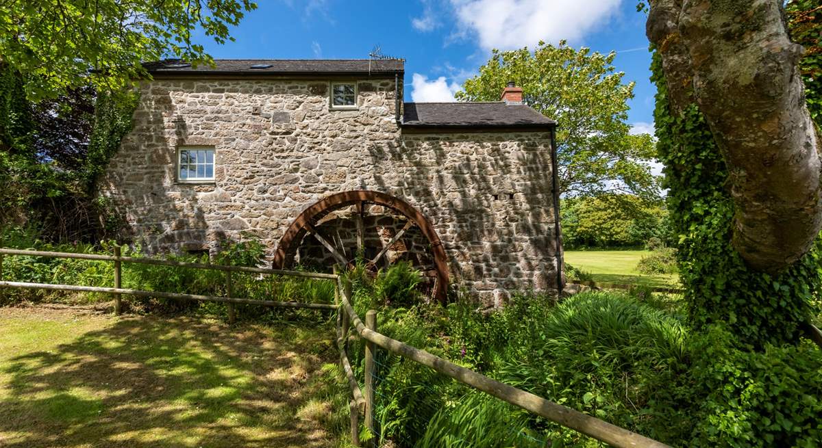 The hamlet is shared with two other small cottages and the owners' beautiful home but each offer extreme privacy and exceptional views.