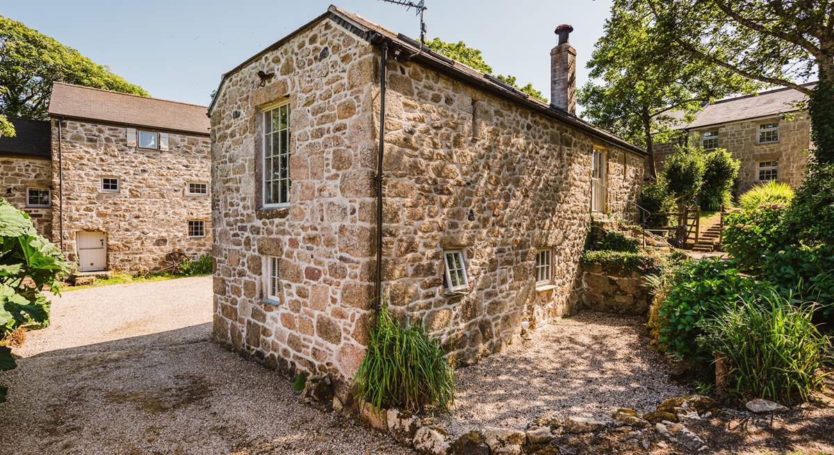 Roskennals Granary shares the grounds with three neighbouring cottages but still offers seclusion and privacy surrounded by woodlands, a meandering river and nature.