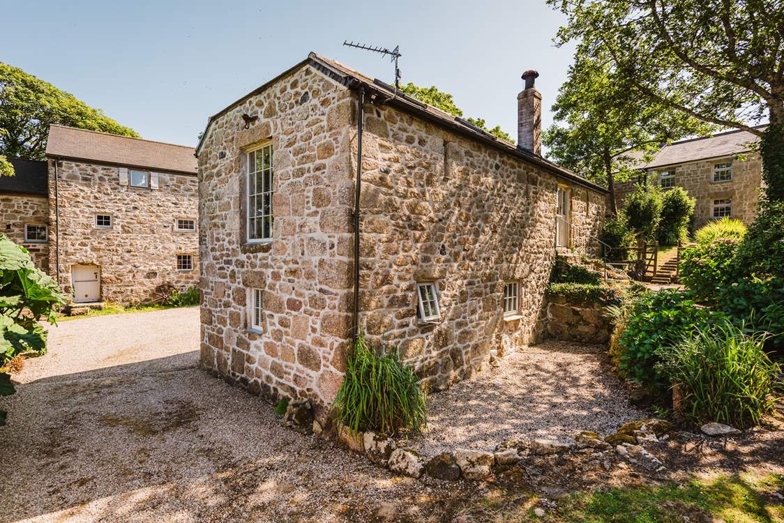Roskennals Granary shares the grounds with three neighbouring cottages but still offers seclusion and privacy surrounded by woodlands, a meandering river and nature.