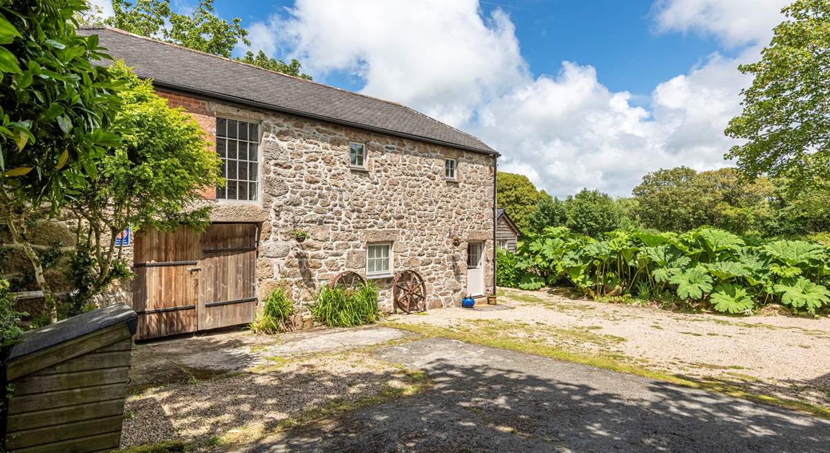 Welcome to Roskennals Granary, a lovingly restored reverse level Grade II Listed granite cottage nestled in natural beauty.