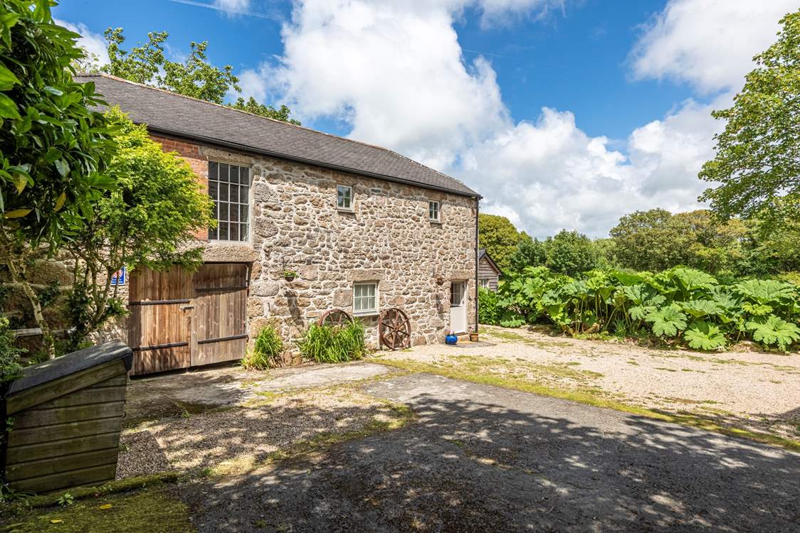 Welcome to Roskennals Granary, a lovingly restored reverse level Grade II Listed granite cottage nestled in natural beauty.