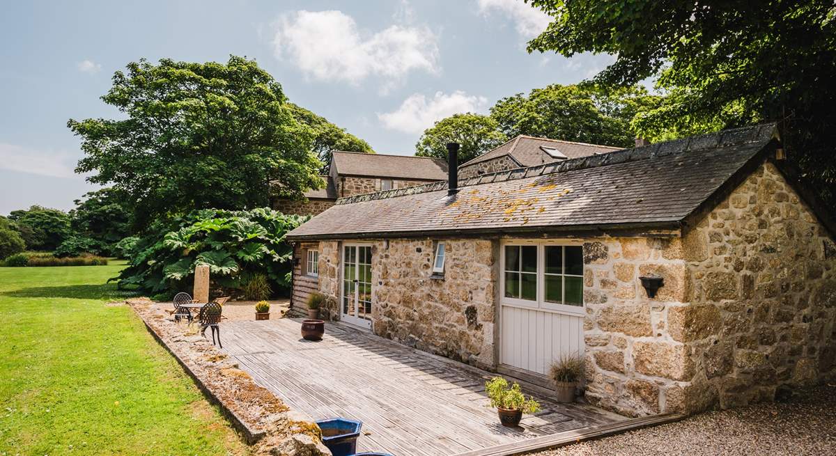 Ellas Pottery sits beside two other cottages in the owners' grounds, each one with seclusion and privacy in expansive natural beauty.