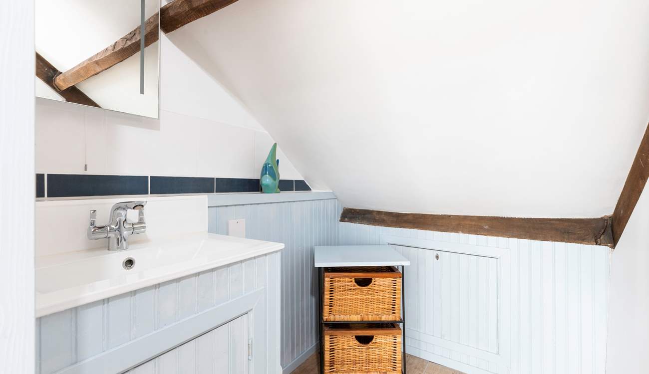 Cool tones make this shower-room a bright space.