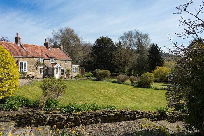 Lodge Cottage is a 3 bedroom, dog friendly self catering cottage near Helmsley.