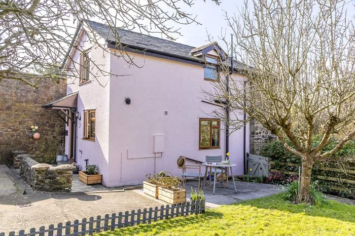 The Pink Cottage is a 2 bedroom, dog friendly holiday cottage in Bude, North Cornwall.