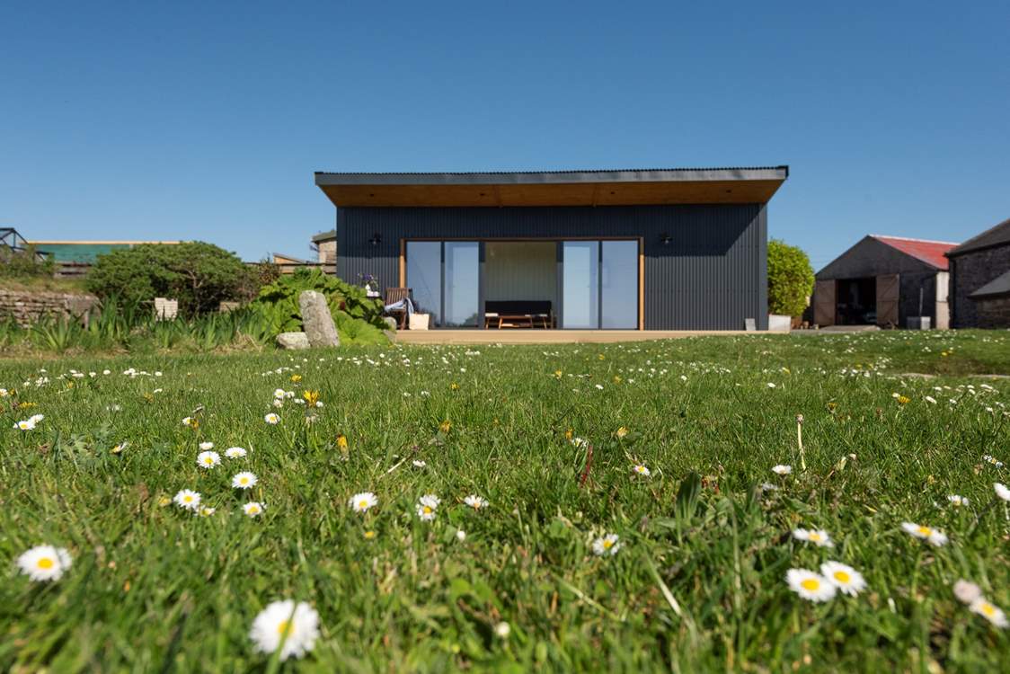 The garden cabin is there to enjoy and appreciate the outstanding views of the countryside and the sea in the distance. Spend the evening watching the sun fade away.