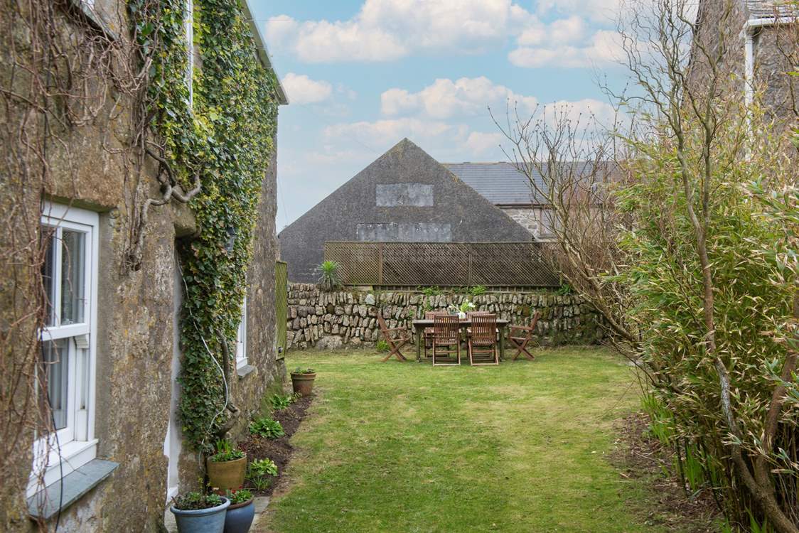 The cottage has a beautiful garden, the perfect place to eat al fresco.