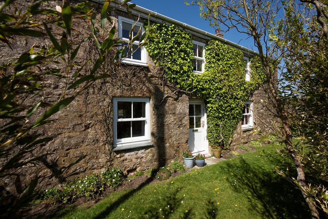 Welcome to Glebe Farmhouse, a Grade II Listed 19th Century, detached, granite cottage snuggled in a tranquil hamlet.