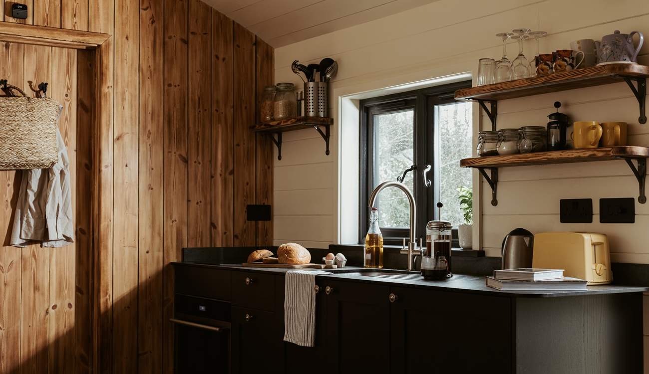 The sleek kitchen is perfectly equipped for your stay in nature. 