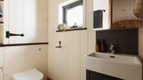 The shower-room is just the spot for freshening up after a day at the beach. 