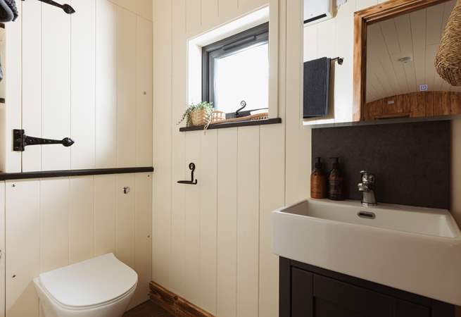 The shower-room is just the spot for freshening up after a day at the beach. 