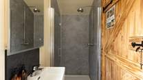 There's even a lovely rainfall shower. 