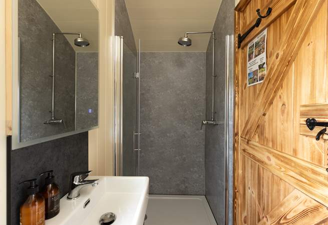 There's even a lovely rainfall shower. 