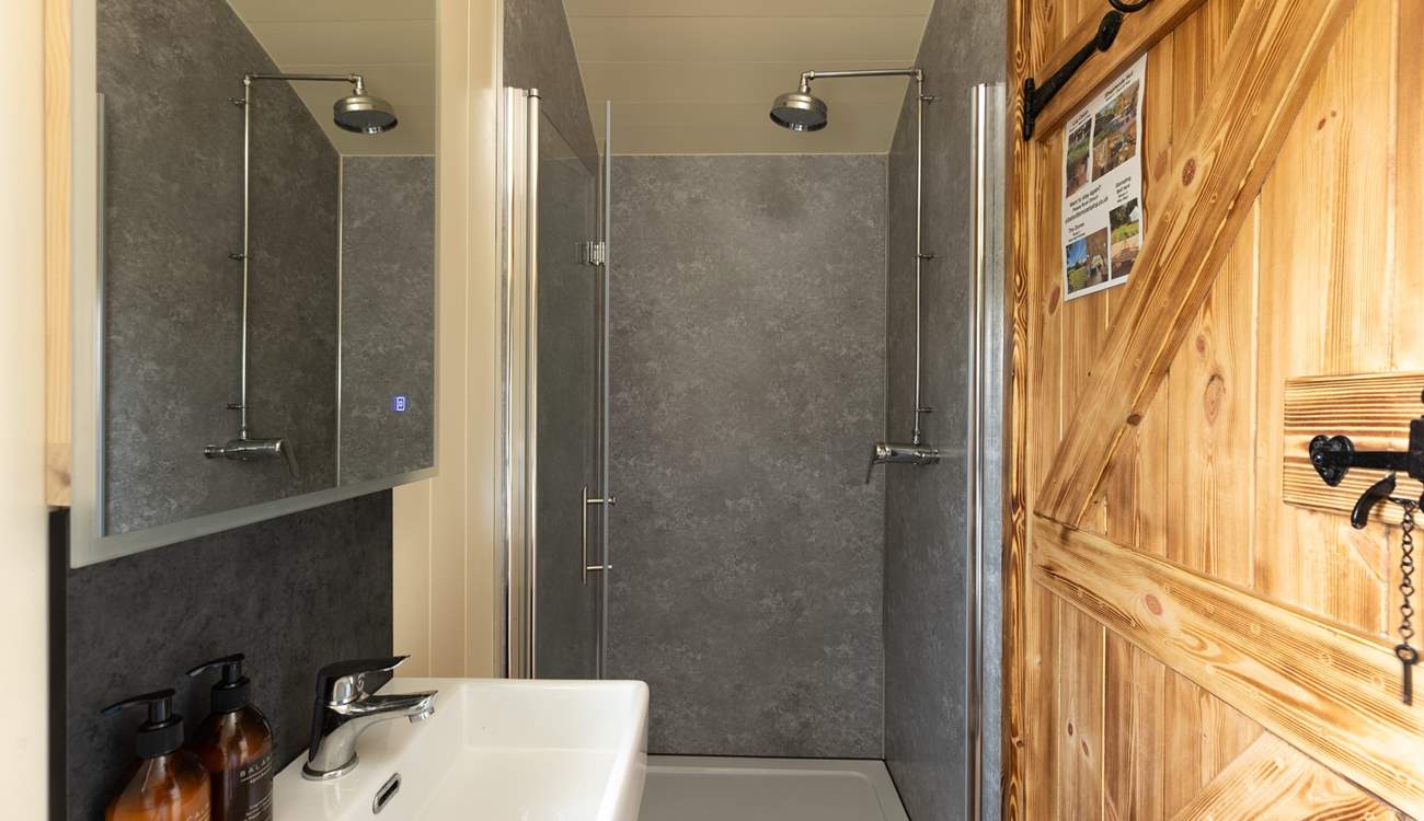 There's even a lovely rainfall shower. 