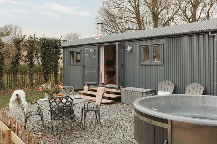 The Dell is a Dog friendly shepherds hut with a wood-fired hot tub and wood-burner near Kingsbridge, South Devon.